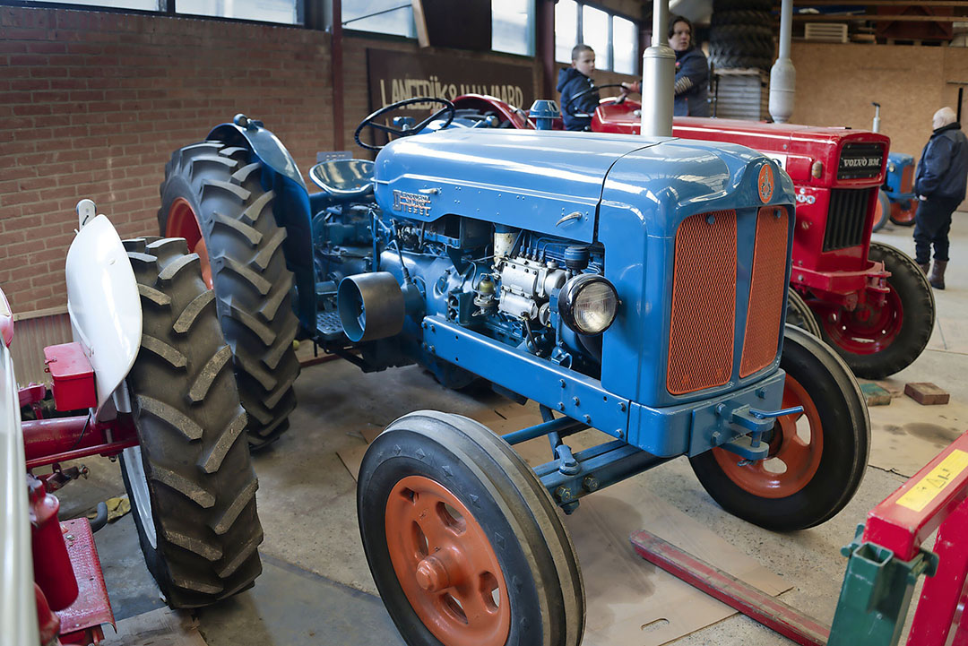 Stoop heeft 7 oldtimers van zijn overleden schoonvader Kees Groot in beheer, waaronder deze Fordson Major. - Foto: Lex Salverda