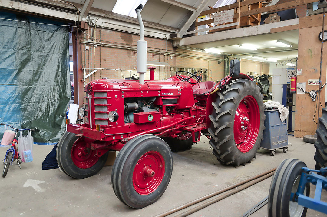 Stoop weet nog niet of hij alle oldtimers van z’n schoonvader wil houden. Deze Volvo BM 350 en de Volvo BM 600 gaan in ieder geval niet weg, aldus de oldtimerliefhebber. - Foto: Lex Salverda