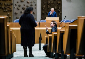 VVD’er Thom van Campen (rechts) is fel tegen de voorstellen van linkse partijen, zoals niet mogen herbevolken na vogelgriep. BBB'er Caroline van der Plas vraagt Adema (midden) of het ruimingsbeleid niet te rigide is. - Foto: ANP