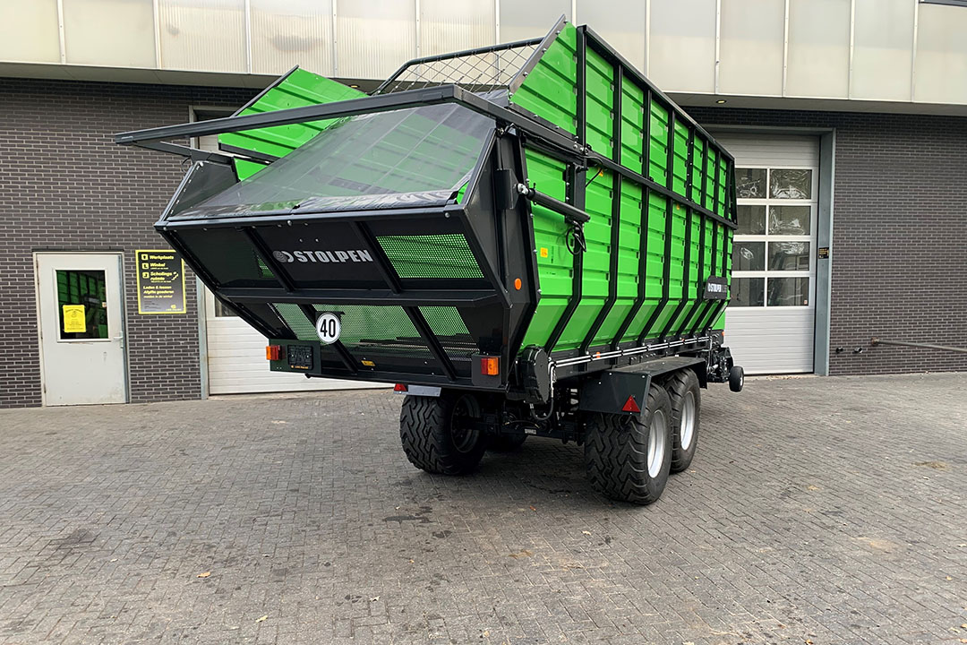 De Stolpen-tandemasser 8.55 is 9,50 m lang, 2,55 m breed en 4,00 m hoog. Deze opraapwagen is geschikt voor veehouders die op zoek zijn naar een grotere wagen voor het stalvoeren.