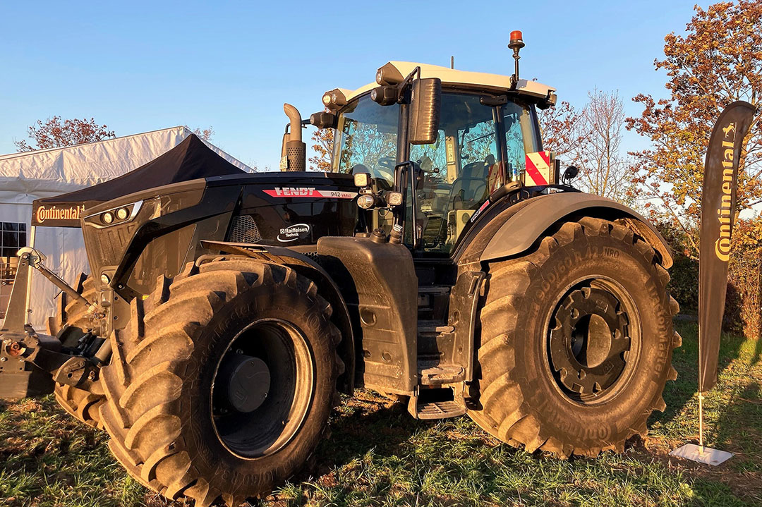 Met een diameter van 2,14 m is de VF900/60R42-band groter dan een gemiddeld deurkozijn. De VF-trekkerband weegt 450 kg.