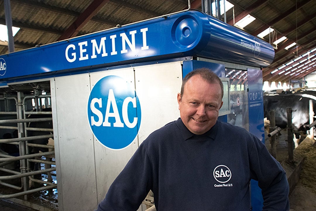 SAC Center Vest heeft de melkrobot bij Larsen afgeleverd en geïnstalleerd. De Gemini melkt op een effectieve manier, zegt Servicemanager Torben Pedersen van SAC Center Vest. SAC Center Vest heeft de melkrobot bij Larsen afgeleverd en geïnstalleerd.