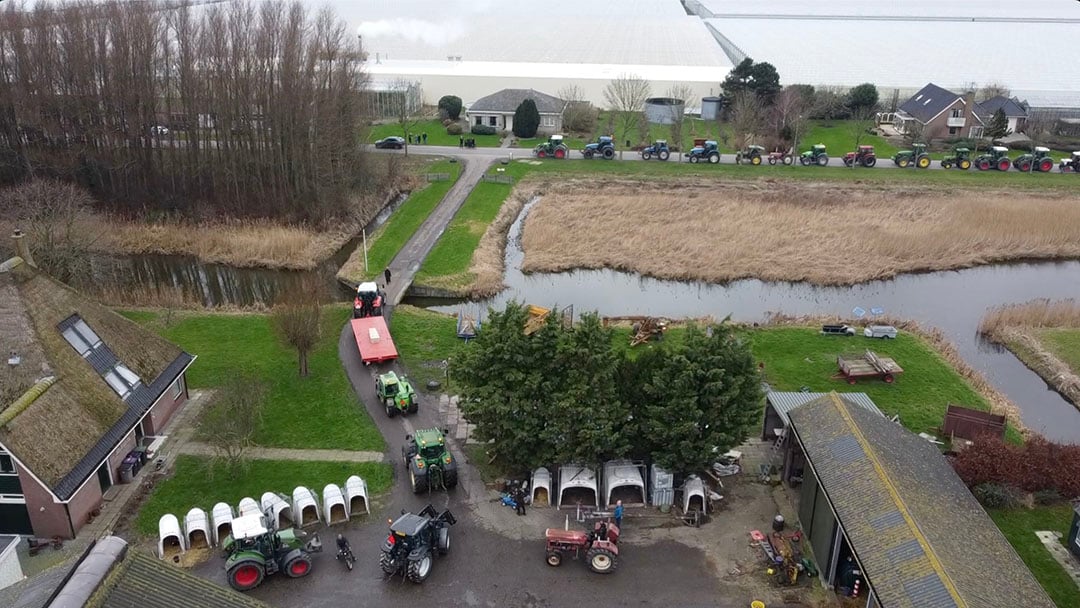 Henk overleed op 20 januari 2022. Hij was pas 48 jaar. Voor de uitvaart reden collega's de kist van de boerderij naar de kerk.