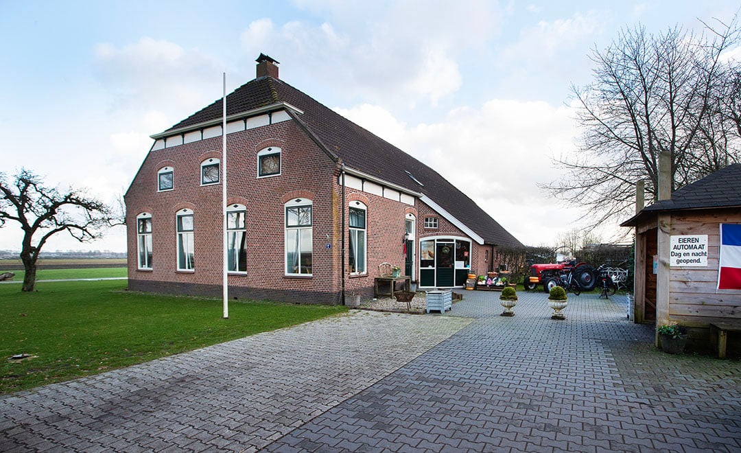 Het bedrijf ligt aan de dorpsgrens, aan een doorgaande route. Klanten komen uit een straal van ongeveer 15 kilometer.