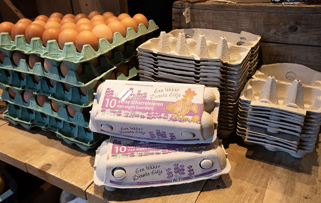 In de winkels liggen de eieren van ‘Een lekker Drents eitje’ in doosjes van zes of tien met een herkenbaar logo.