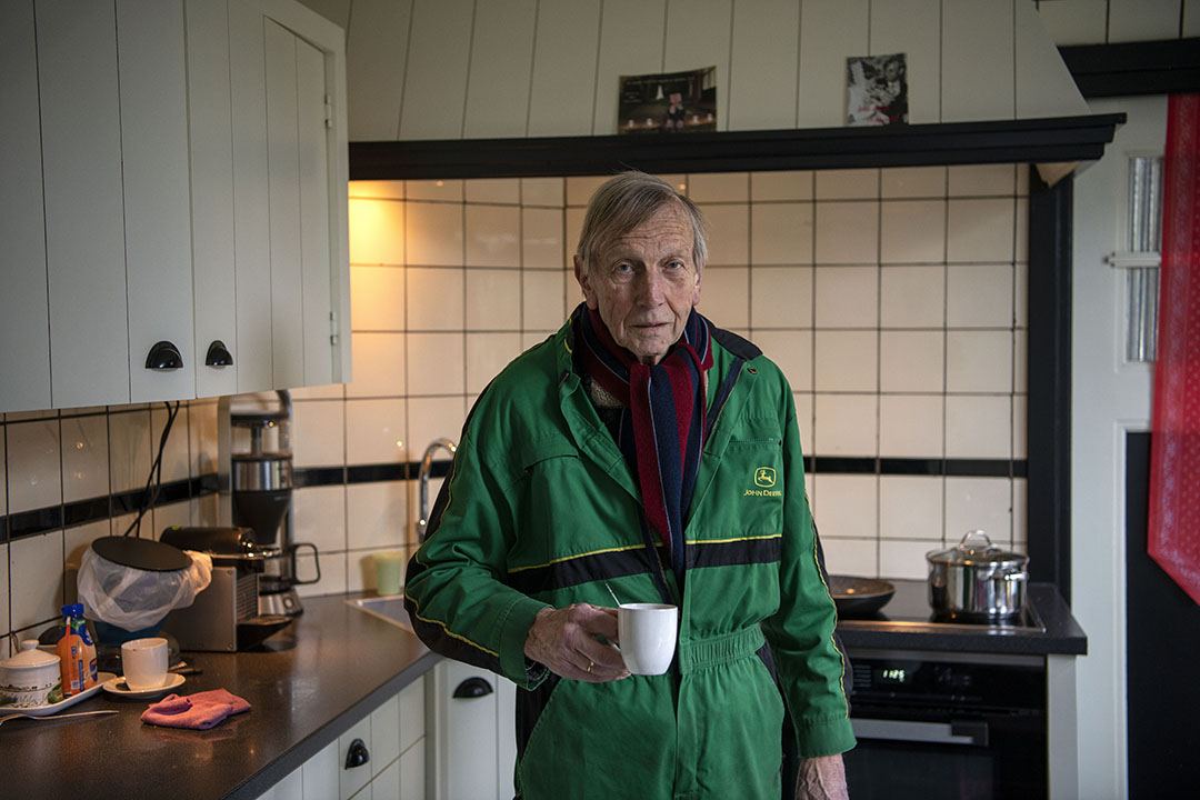Even tijd voor koffie maar de overall blijft aan. Eize is boer in hart en nieren en er is nog werk te doen.