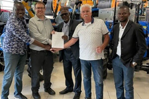 Johan Tijms (tweede van links) en Altinus Klaassen (tweede van rechts) met hun Afrikaanse zakenpartners. - Foto: Tijms