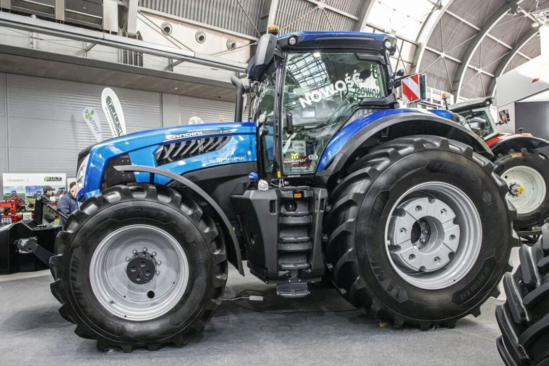 De wielbasis van de trekker komt uit op 3 meter. De trekker weegt leeg 11 ton en tilt in de achterhef maximaal 12 ton.