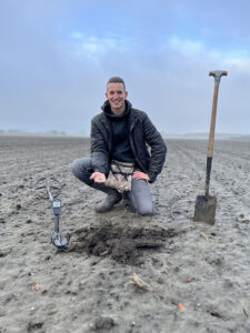 Lorenzo Ruijter, detectorzoeker en historicus, de vinder van de schatvondst van Hoogwoud, op de plek waar hij de schat vond. Deze plek is niet bekend gemaakt om een run van goudzoekers te voorkomen. - Foto: Marissa van Straaten