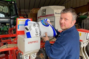 Akkerbouwer Marc van Bragt in Almkerk gebruikt EasyStart Microfast+BS in zijn aardappelen en uien: “Ik constateerde een gelijkmatigere opkomst en sterkere planten.” - Foto: Compo Expert
