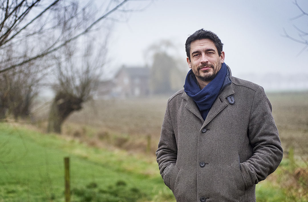 Scenarioschrijver en regisseur Klaas van Eijkeren sprak voor zijn film met meerdere varkenshouders. Hij liep mee door de stallen en vroeg waarom dingen gaan zoals ze gaan zodat alle details zouden kloppen. - Foto: Van Assendelft