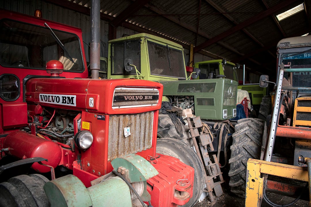 Binnema heeft zo’n 20 oldtimers. “Vroeger was ik iedere avond aan het sleutelen, maar de laatste jaren kom ik daar niet meer aan toe.”