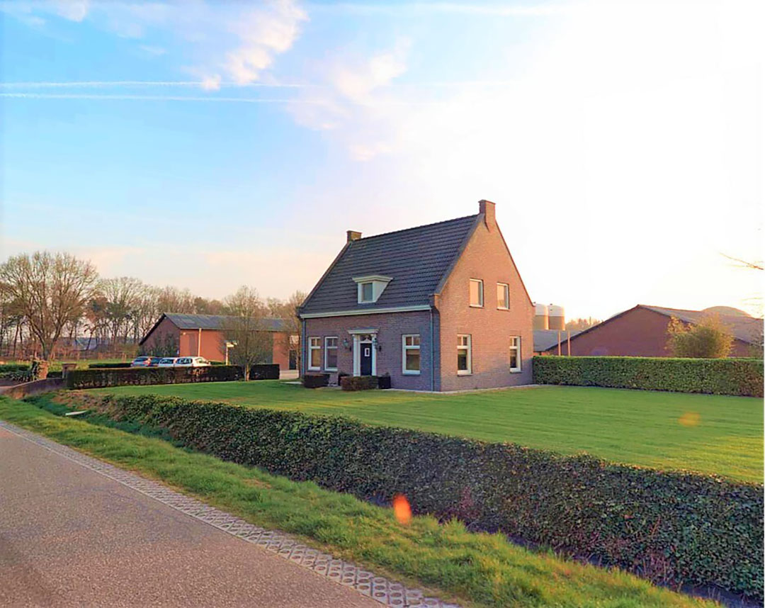 De bedrijfswoning uit 2004 heeft een inhoud van 530 kuub en telt 4 slaapkamers. De woning wordt momenteel bewoond door de bedrijfsleider van de locatie. - Foto: Irene van der Heijden