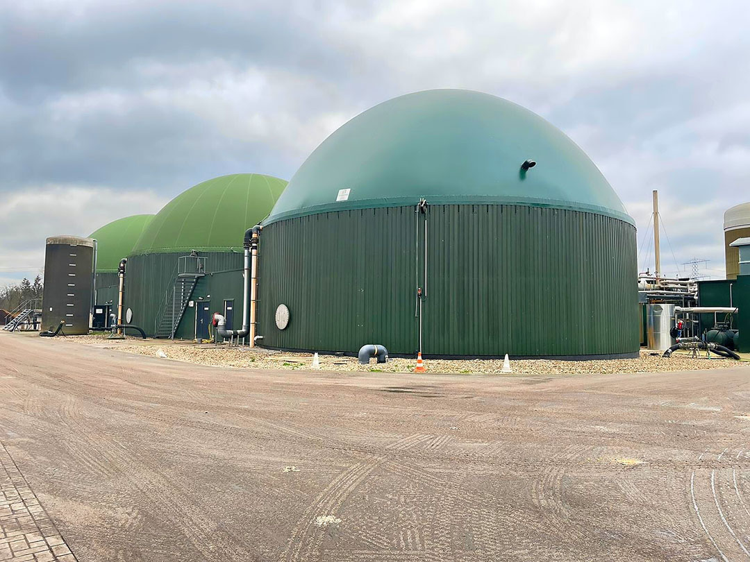 Op het bedrijf staat een volwaardige co-vergistingsinstallatie waarmee stroom en warmte wordt gemaakt en deels benut op het eigen bedrijf. - Foto: Irene van der Heijden