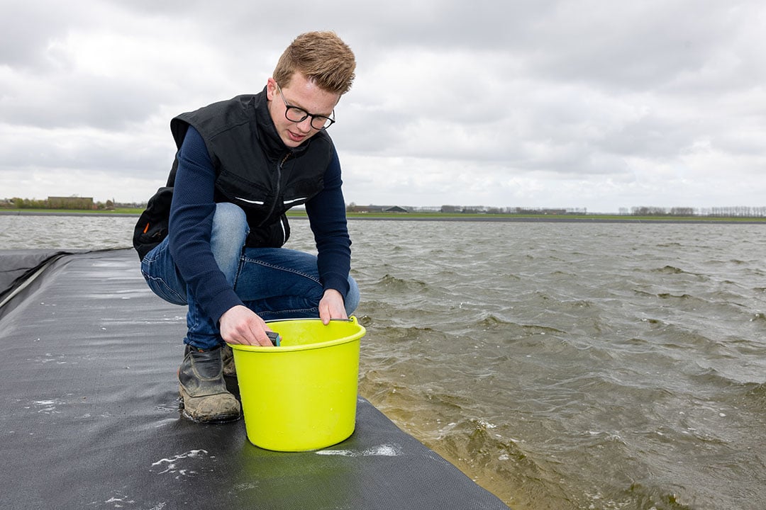 Bedrijfsopvolger Gert-Jan Steijaert (22) neemt monsters uit het waterbassin.