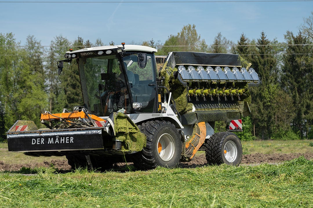 Voor wegtransport klappen de maaiers naast de motorkap. De zwaddoeken aan de zijkant klappen automatisch hydraulisch op. Je rijdt met een voetpedaal, niet met de rijhendel. Het zicht naar achteren kan beter. Er komt waarschijnlijk nog een camera achterop.