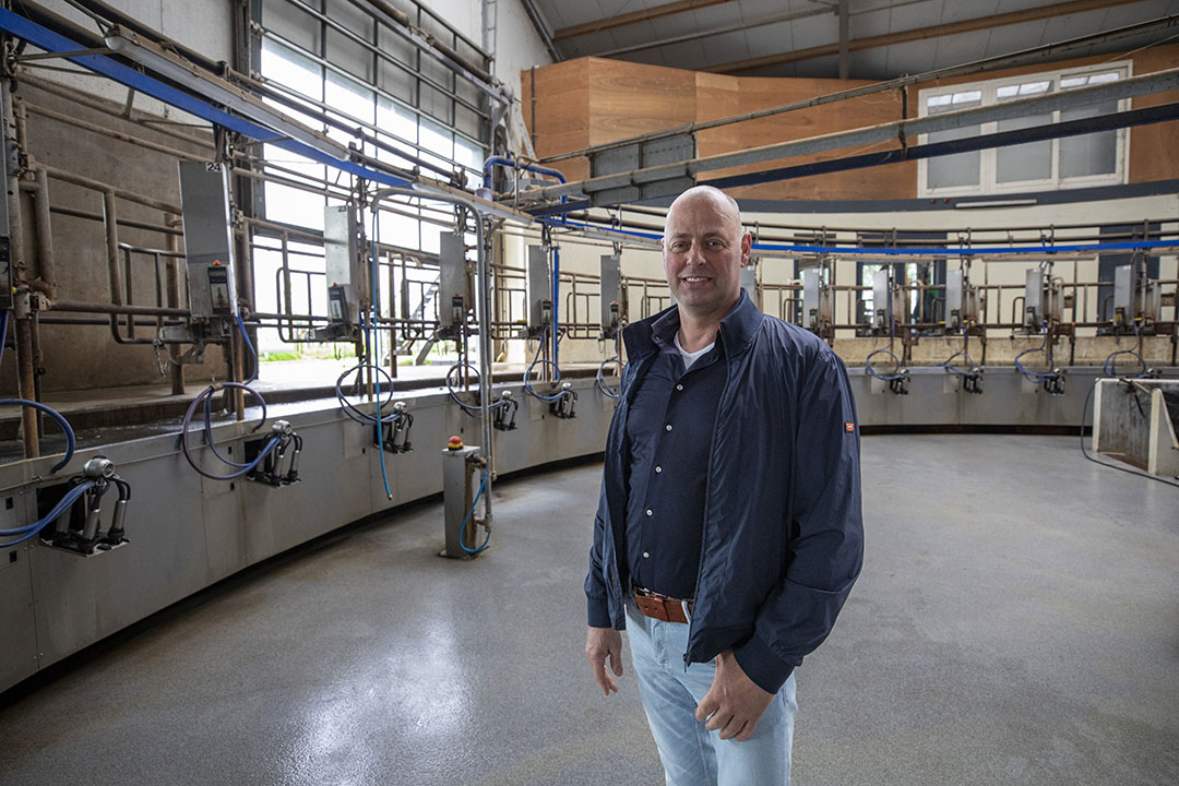 Reijer den Hartog in de melkstal op zijn melkveehouderij.