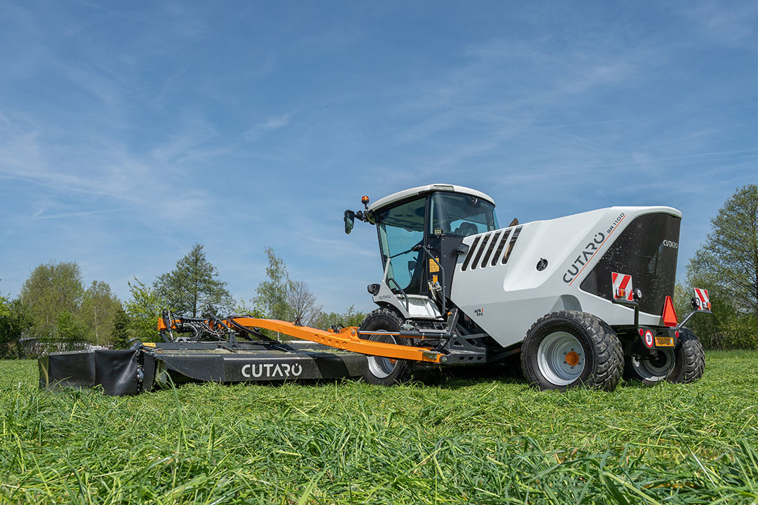 Behalve de maaibalken, kneuzers en cabine bouwt ARB-Tec de 11 meter brede machine zelf, in samenwerking met lokale toeleveranciers. Er zit een 7,7 liter Mercedes-motor van 350 pk onder de grote, witte motorkap die negen oliepompen voor de bediening van de functies aandrijft.