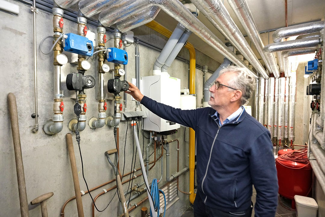 Volgens Skov-verkoopmanager De Haas zijn wereldwijd 2.000 stallen ingericht met een Spiraflex-buizenverwarming, waarvan een tiental in ons land. - Foto: Jan Willem van Vliet