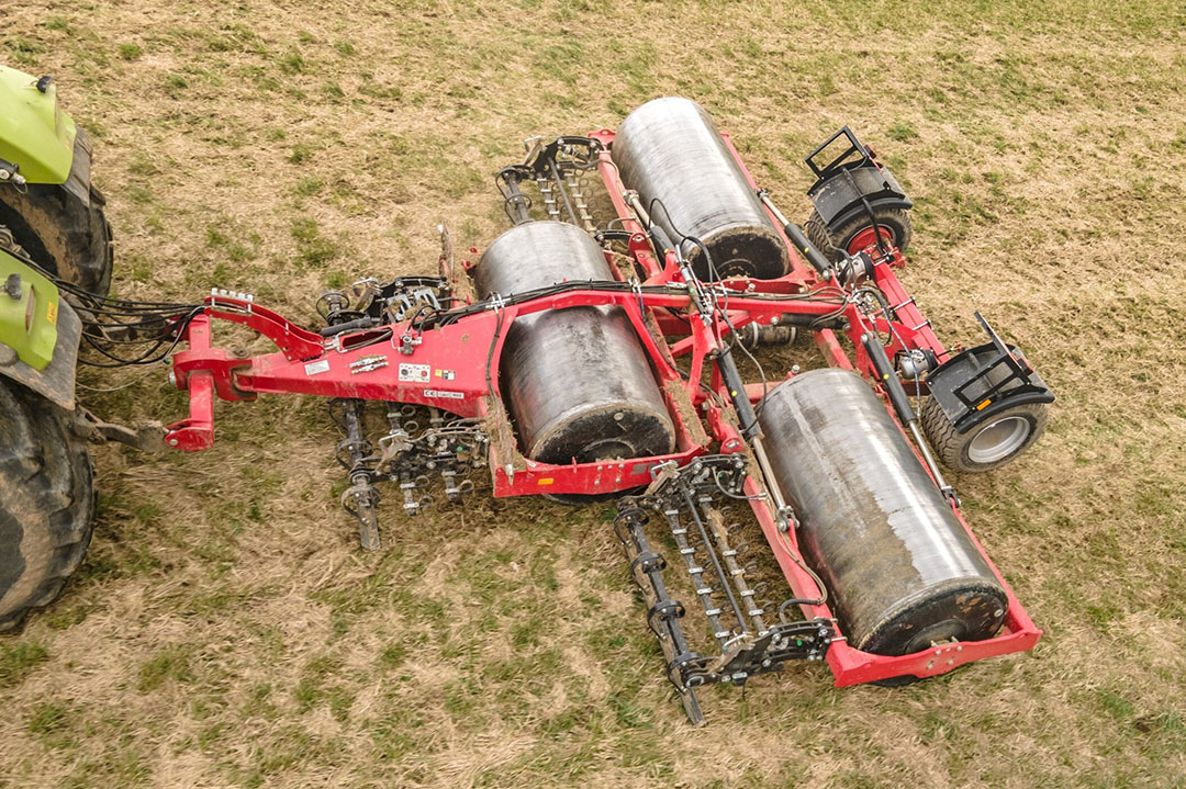 Naast graslandonderhoud zijn Golem-graslandrollen te gebruiken voor het egaliseren en consolideren van percelen die zijn beschadigd door rundvee, wilde zwijnen of ander wild. De graslandrollen zijn geschikt voor het aandrukken van de graszode, verwijderen van mos of andere onkruiden, beluchten van velden, inzaaien van grasmengsels en verspreiden van meststoffen.