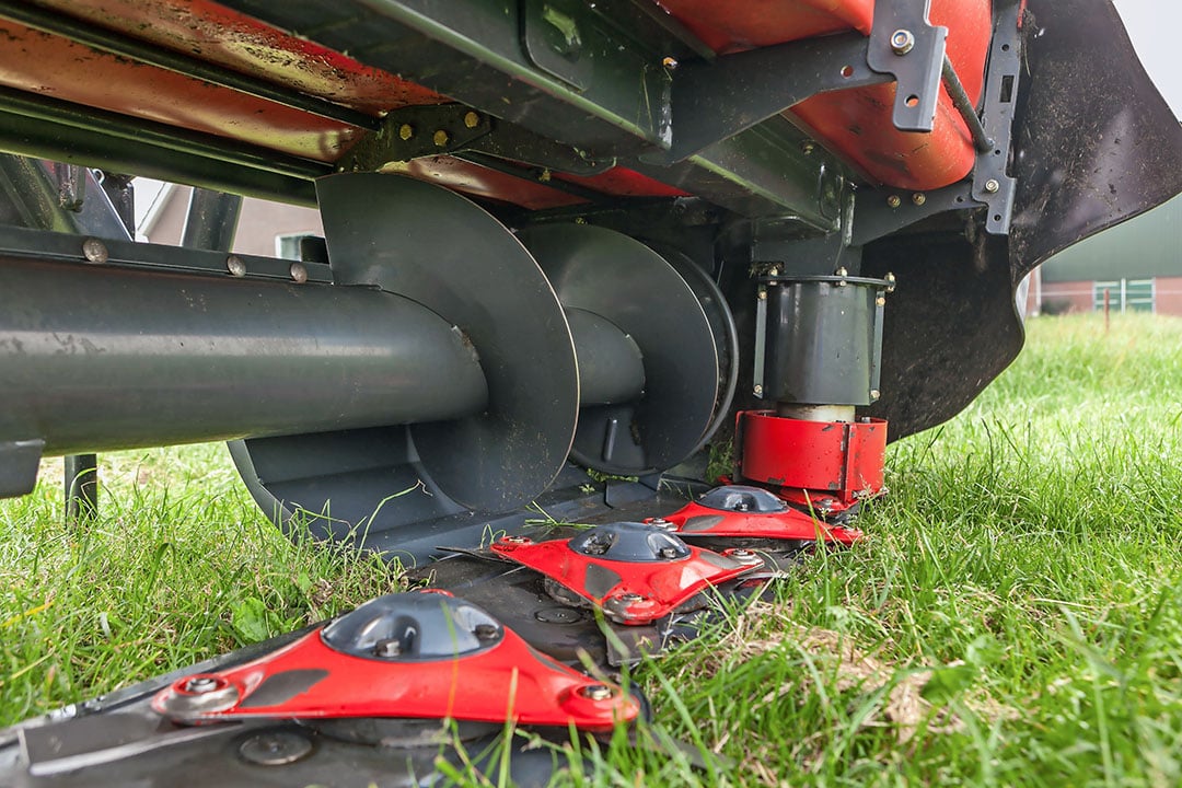 Vicon werkt met een vijzel voor de zwadvorming, en niet met trommels (ook geen aan de zijkant). De vijzel heeft als voordeel dat diverse zwadbreedtes mogelijk zijn. - Foto: Vicon