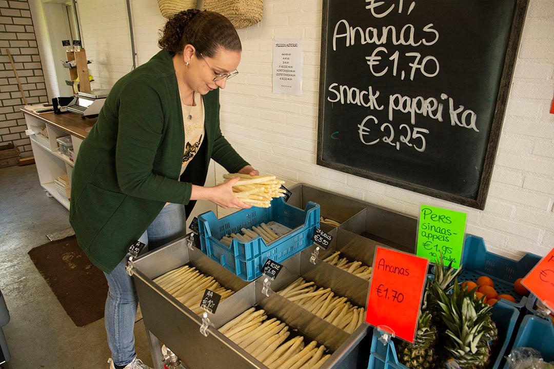 Chantal Dings (31) aan het werk in haar boerderijwinkel in Ospel (L.) - Foto's: Twan Wiermans