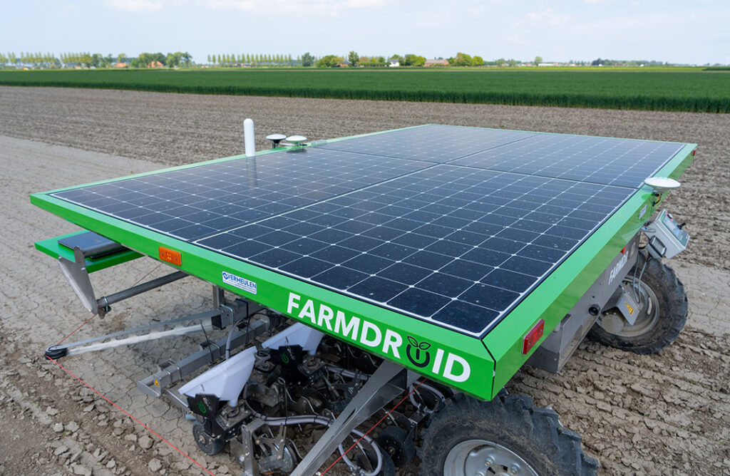 Zonnepaneel bovenop de robot. Overdag levert het genoeg energie om de machine aan de gang te houden.