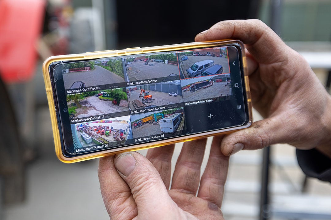 Via een app op zijn telefoon kan Markusse de beveiligingsbeelden van alle camera's bekijken. - Foto: Peter Roek