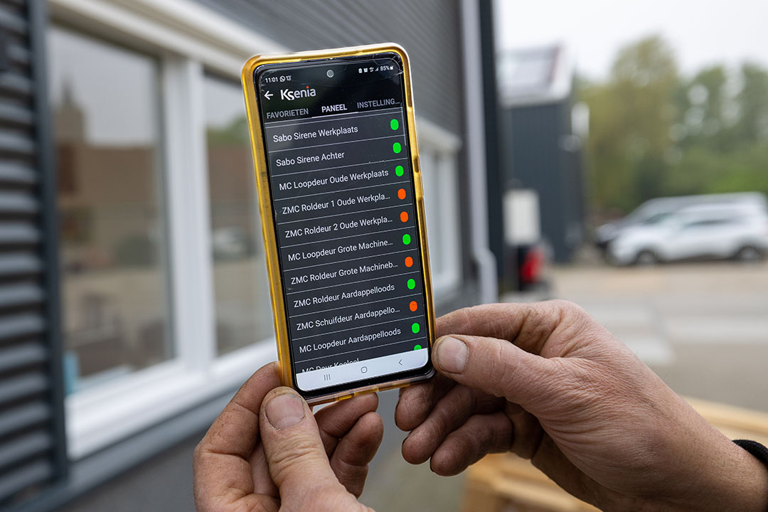 Via de app op zijn telefoon kan Markusse alle deuren controleren of ze open of dicht zijn. - Foto: Peter Roek