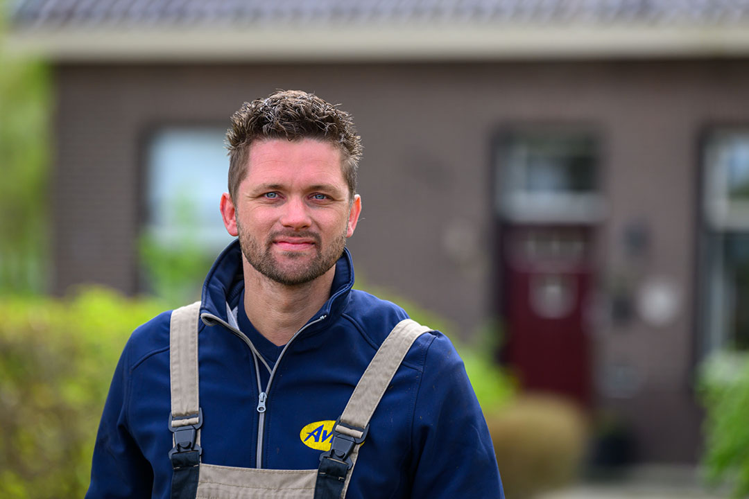 Robin Kuper (33) heeft samen zijn ouders een akkerbouwbedrijf op zand- en dalgrond, VOF Kuper in Schoonebeek (Dr.). Kuper teelt dit jaar 65 hectare suikerbieten. - Foto: Frank Uijlenbroek
