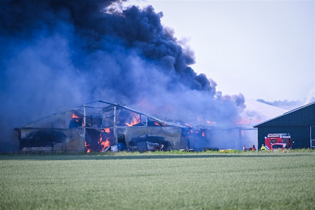 Meerdere brandweerwagens zijn ter plaatse. Vanwege de brand is het treinverkeer tussen Groningen en Leer stilgelegd. - Foto: ANP