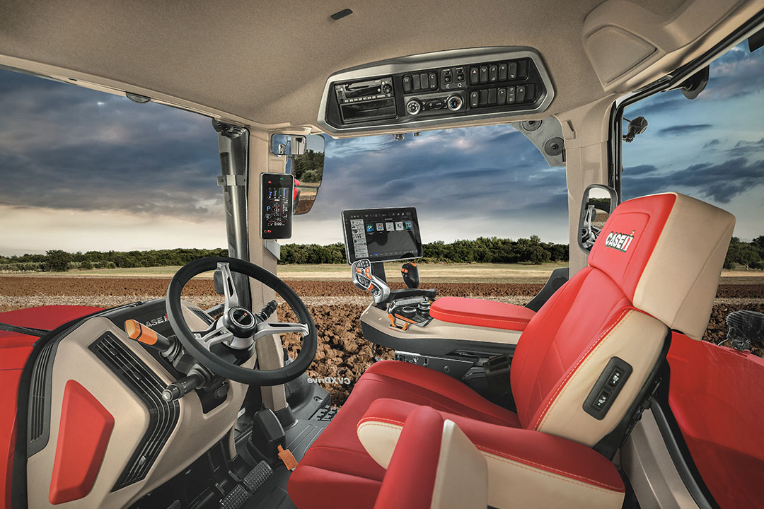 Een geluidsniveau van 66 dB(A), een nieuw ontworpen armleuning met een legio aan bedieningsfuncties en een ruime cabine; dat alles geeft de trekkerchauffeur in de Case IH Optum 340 CVX Drive veel rijcomfort, aldus fabrikant CCase IH.