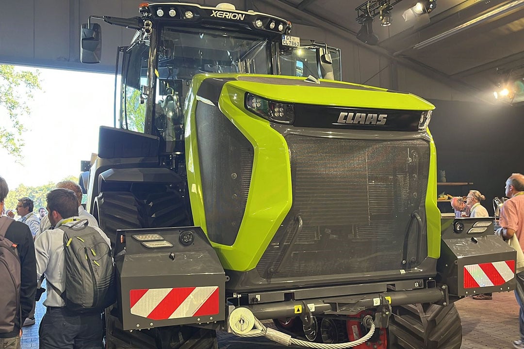 De motorkap is voorzien van een nieuwe styling. Volgens Claas wordt dit de nieuwe ‘familielook’.