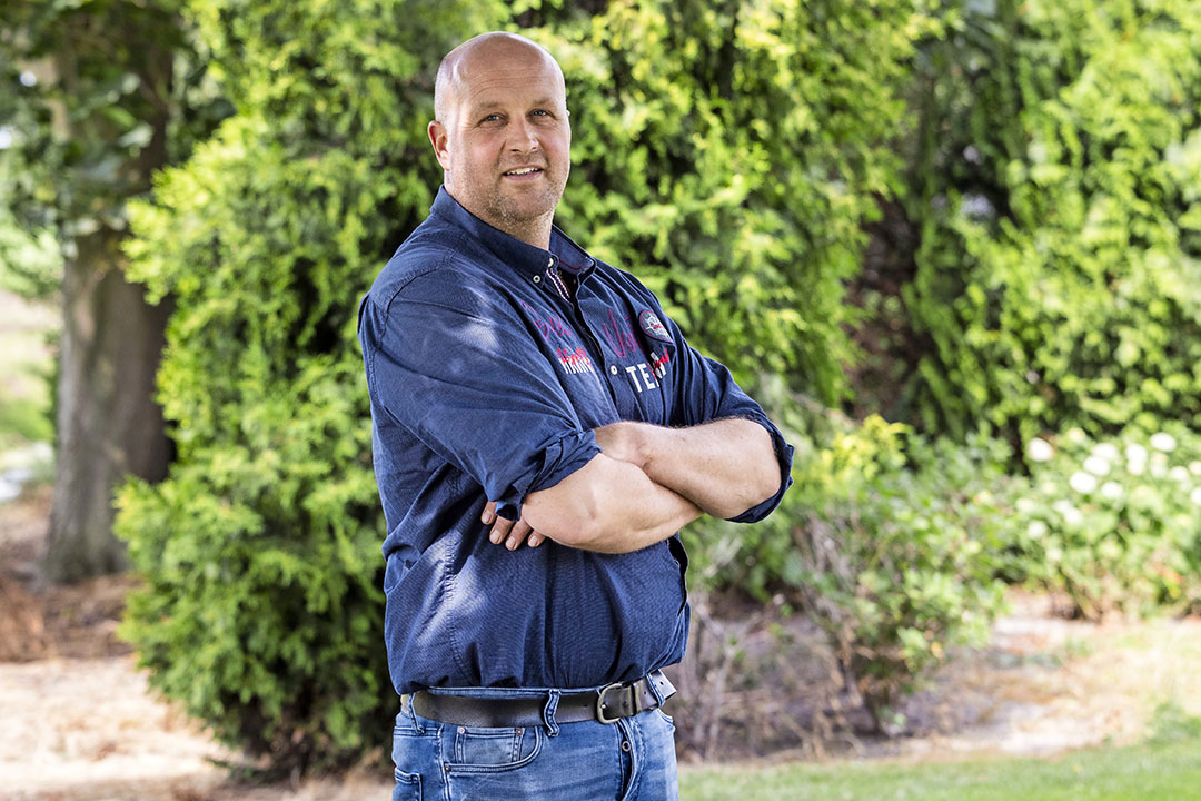 Paul Glijnis runt samen met zijn vriendin Marissa een melkveebedrijf in Zeewolde (Fl.). Ze hebben 120 melk- en kalfkoeien en 68 stuks jongvee op 62 hectare. Pauls vader Cor Glijnis runt nog altijd Stal Bennesse, de manege op het erf. In Stal Bennesse is ruimte voor 70 paarden, met 60 boxen en groepshuisvesting. Binnenkort wordt deze tak overgenomen door de zus en zwager van Paul.