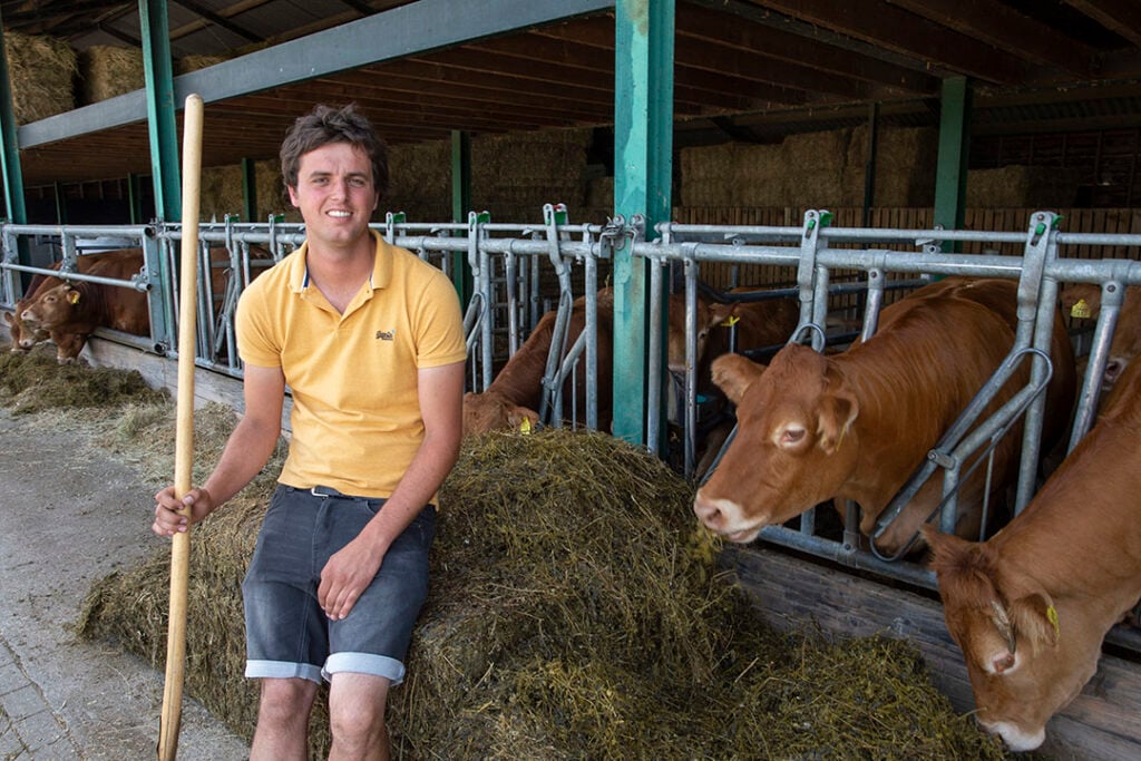 Geert Rutten (26) heeft in maatschap met zijn ouders Leon (63) en Miriam (57) een vleesveebedrijf met 202 Limousins en 130 hectare land in gebruik. Er zijn ook twee Landwinkels.
