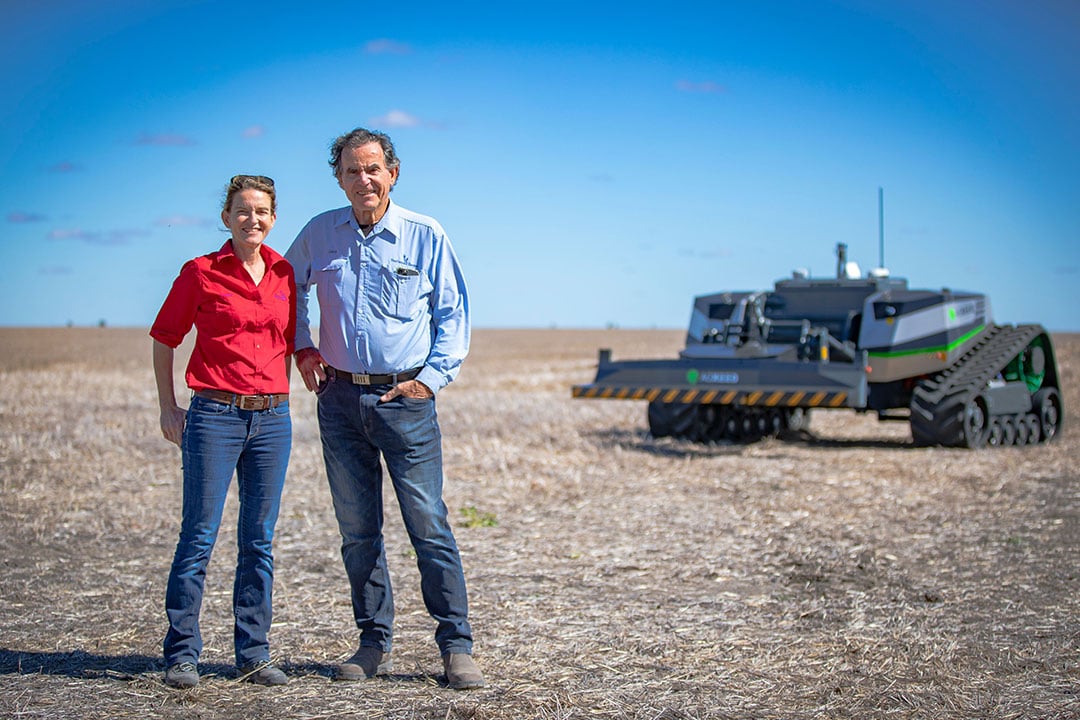 Gerrit Kurstjens (79) – op de foto met dochter Marieke (50) - heeft in Moree (Aus.) een akkerbouwbedrijf met 13.000 hectare. Bedrijfsgegevens in het kort: 6.000 hectare tarwe en gerst, 4.500 hectare sorghum, 2.500 hectare kikkererwten, gemiddeld 3 ton hectareopbrengst granen, 5 vaste medewerkers.