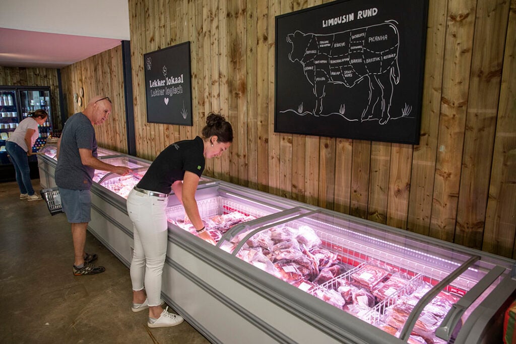 De Landwinkel in Eyserheide is een belangrijk deel van het bedrijf. Er wordt ook eigen Limousin-vlees verkocht.