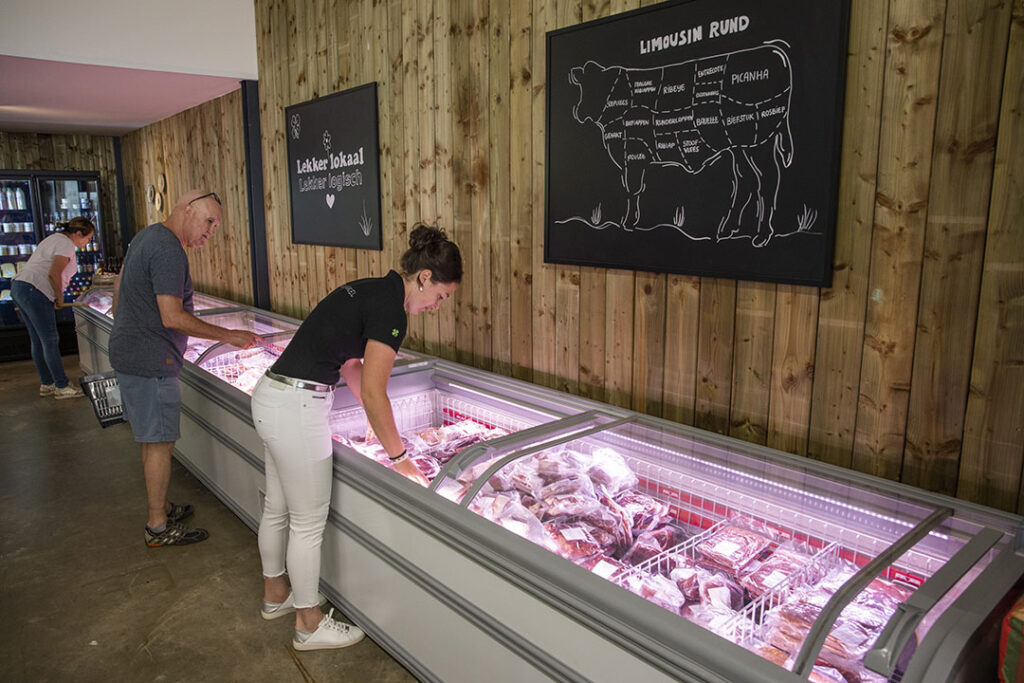 De Landwinkel in Eyserheide is een belangrijk deel van het bedrijf. Er wordt ook eigen Limousin-vlees verkocht.