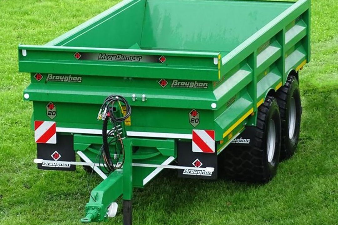 De Ierse fabrikant Broughan produceert dumpers zoals op de foto, maar ook balenwagens, veewagens, silage- en graankippers. Het productassortiment bevat zowel tandem- als drie-assige machines.