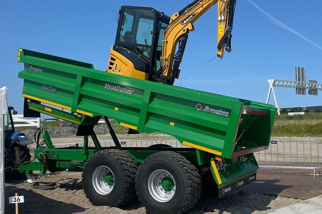 Met de auto tilt-achterklep in combinatie met de lage bouw is het mogelijk een machine in de bak te rijden.