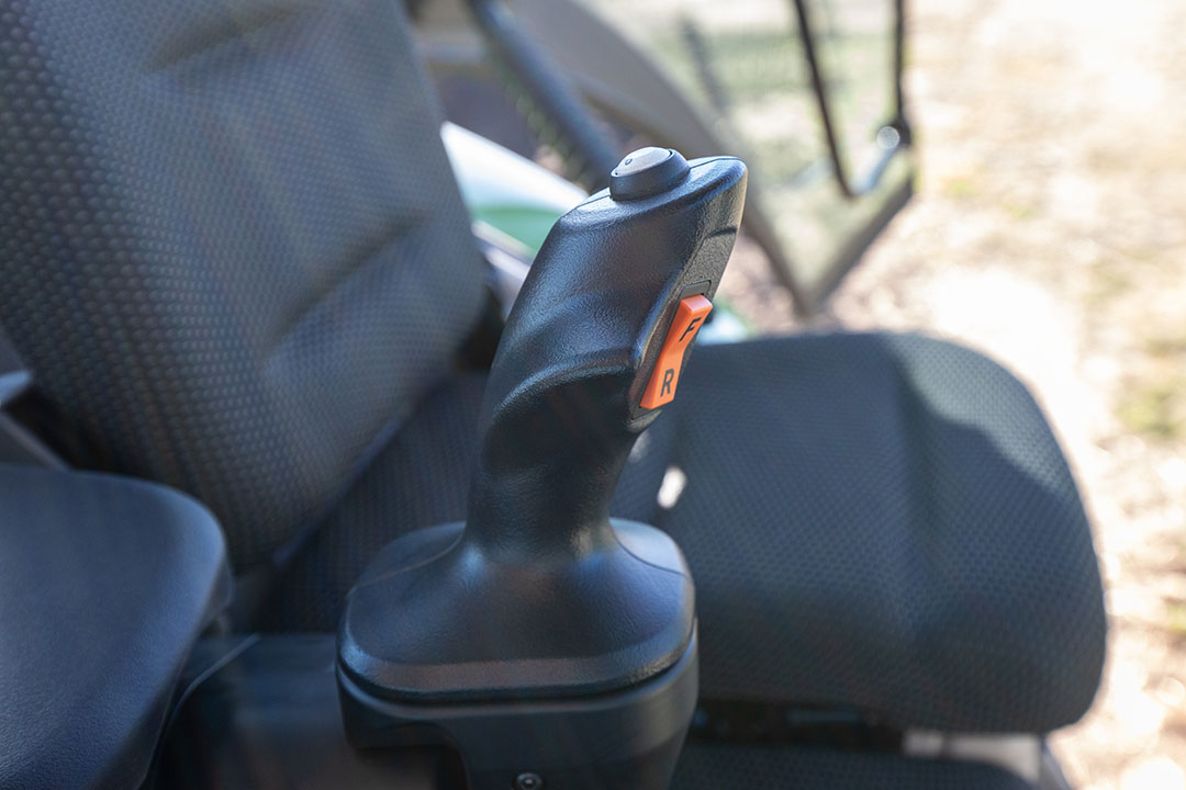De joystick is voorzien van knoppen waarmee je de rijrichting kunt kiezen en de gps-stuurautomatiek kunt activeren (bovenop).