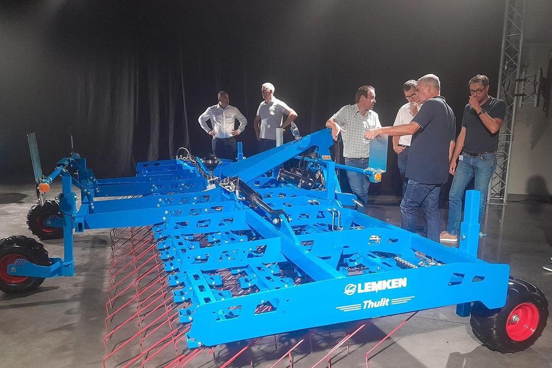De nieuwe Lemken-wiedeg Thulit. Volgend jaar is deze leverbaar in werkbreedtes van 6 en 9 meter. In 2025 staat een Thulit-wiedeg met 12 meter werkbreedte op de Lemken-planning.