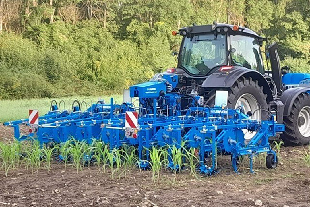 Steketee-machines verder in Lemken-blauw Lemkenschoffel