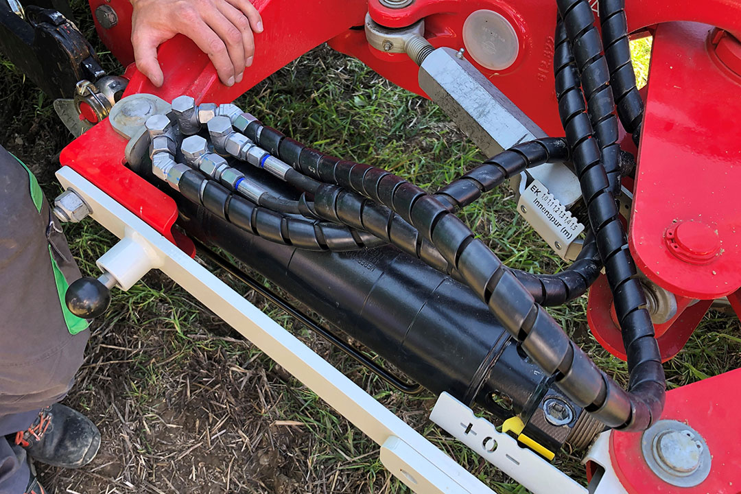 De bekende ‘memory-cilinder’ vervalt bij deze Servo 3000 Plus. In plaats daarvan zit er een verstelbare zuiger (herkenbaar aan de vier hydrauliekaansluitingen) in de inzwenk-cilinder verborgen. Het geheel werkt samen met de cilinder voor de werkbreedteverstelling.