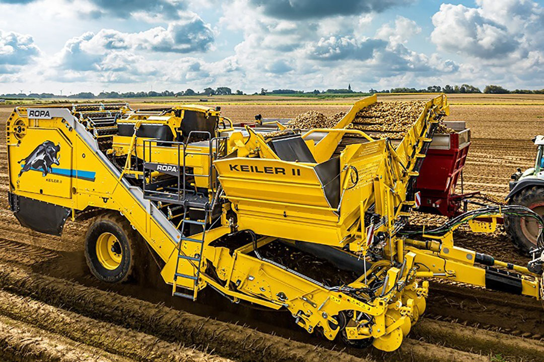 Ropa Keiler 2 met overlaadbunker met een inhoud van 5,5 ton.