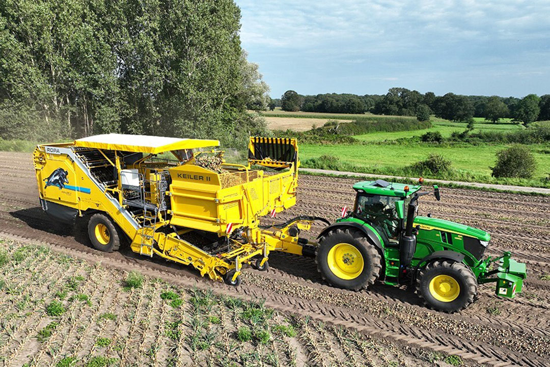 Met het snelwisselsysteem kun je zonder speciaal gereedschap rooibekken wisselen. Daarmee is de machine makkelijk in te zetten in een gewas als uien.