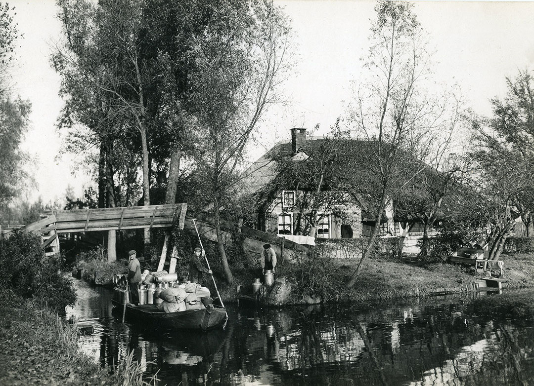 Lege melkbussen werden in Giethoorn per boot terugbezorgd bij de boerderijen. Het was aan de boerinnen of de meiden om ze weer brandschoon te schrobben.