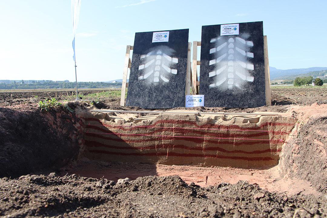 Een test met de Evobib 710/70 R42 in het zand wijst uit dat er met een bandendruk van 0,6 bar een voetprint is van 6.182 cm2 en bij een bandendruk van 1,6 bar een voetprint van 4.263 cm. Een duidelijk verschil.