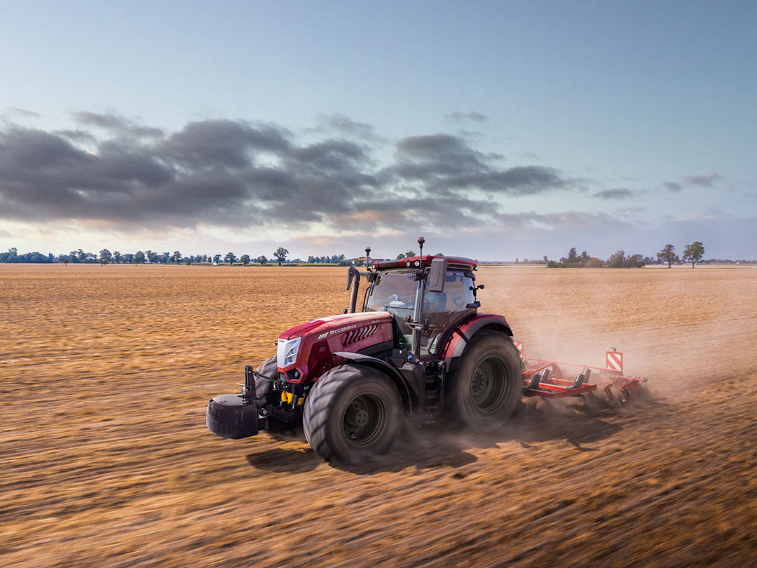 Hier de X8 in beeld met de nieuwe Clever Cab-cabine. Volgens McCormick is de nieuwe cabine groter, hoger en ruimer. Ook het interieur krijgt een update, maar daarvan zijn nog geen foto’s gedeeld. Wel laat McCormick weten dat er een audiosysteem komt met touchscreenbediening en Apple Carplay of Android Auto.