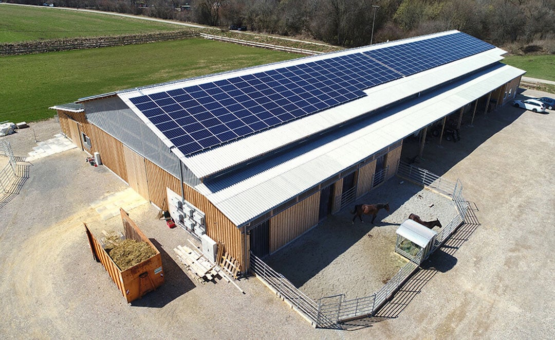 Veel agrarische bedrijven hebben de ruimte op het dak. En met goede vezelcement golfplaten heb je een beste ondergrond voor een PV-installatie.